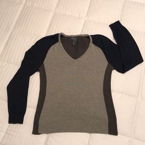💙🖤 Chaps V-neck Sweater - Size L